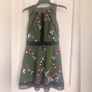 GUESS most pretty short dress New.  Green with other colors floral size 2.